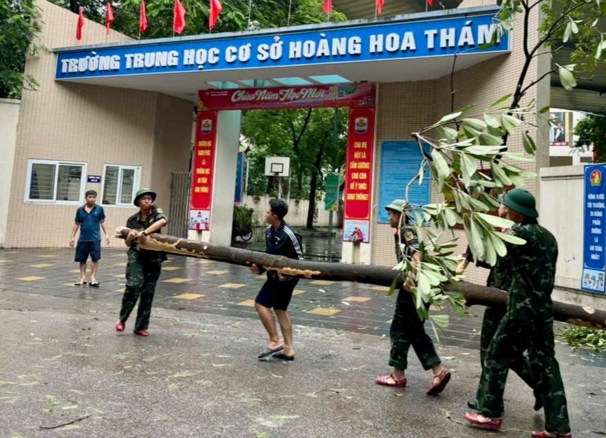 Cơ quan chức năng dọn dẹp cây xanh gãy đổ trước cổng trường THCS Hoàng Hoa Thám, quận Ba Đình (Hà Nội). Cơ quan chức năng dọn dẹp cây xanh gãy đổ trước cổng trường THCS Hoàng Hoa Thám, quận Ba Đình (Hà Nội).