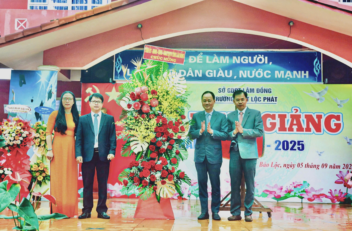 Chủ tịch UBND tỉnh Lâm Đồng Trần Hồng Thái dự lễ khai giảng tại dự khai giảng tại Trường THPT Lộc Phát (TP Bảo Lộc). Chủ tịch UBND tỉnh Lâm Đồng Trần Hồng Thái dự lễ khai giảng tại dự khai giảng tại Trường THPT Lộc Phát (TP Bảo Lộc).