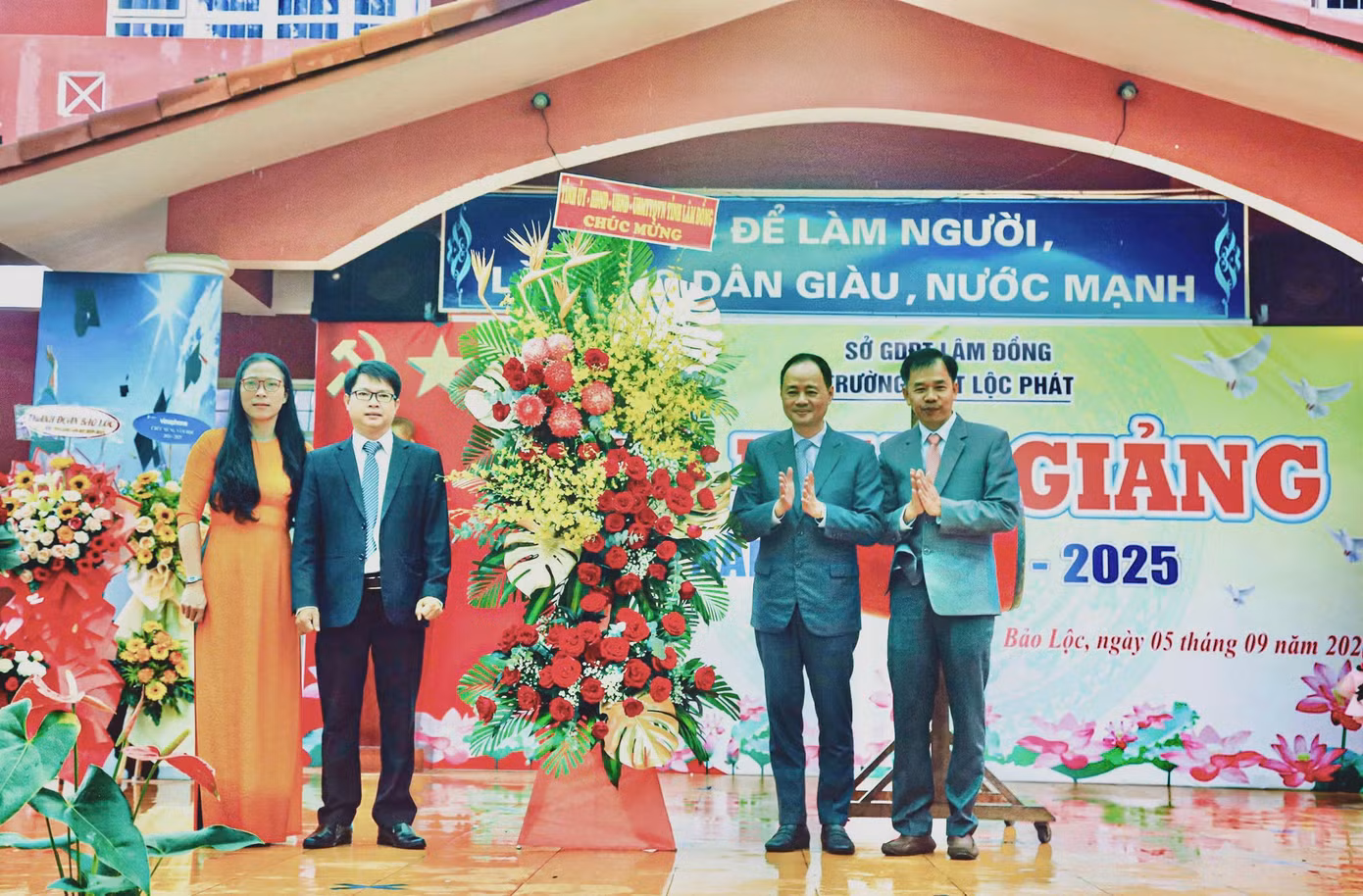 Chủ tịch UBND tỉnh Lâm Đồng Trần Hồng Thái dự lễ khai giảng tại dự khai giảng tại Trường THPT Lộc Phát (TP Bảo Lộc).