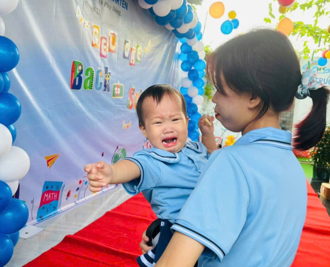 Ảnh: học sinh mầm non ở TPHCM khóc nức nở trong ngày khai giảng khi rời vòng tay ba mẹ (Nguyễn Dũng) Ảnh: học sinh mầm non ở TPHCM khóc nức nở trong ngày khai giảng khi rời vòng tay ba mẹ (Nguyễn Dũng)