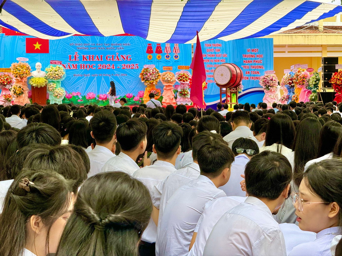 Hơn 2.000 học sinh Trường THPT Trần Quốc Tuấn (TP. Quảng Ngãi,tỉnh Quảng Ngãi) bước vào năm học mới. Ảnh: Nguyễn Ngọc Hơn 2.000 học sinh Trường THPT Trần Quốc Tuấn (TP. Quảng Ngãi,tỉnh Quảng Ngãi) bước vào năm học mới. Ảnh: Nguyễn Ngọc