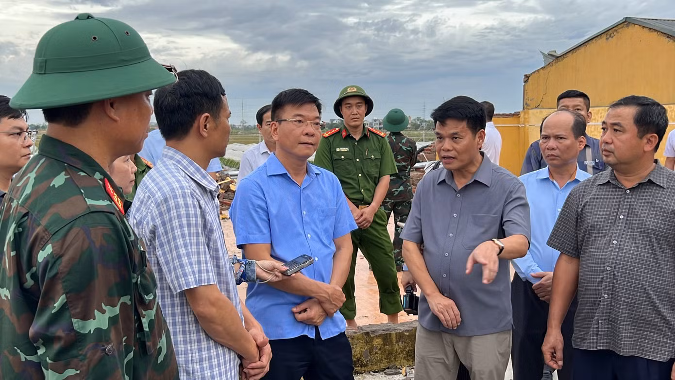 Phó Thủ tướng mong muốn lãnh đạo Tỉnh, Sở Giáo dục và Đào tạo cũng như lãnh đạo địa phương và các thầy cô nhanh chóng khắc phục hậu quả do bão số 3 gây ra để các em học sinh sớm được quay trở lại trường.