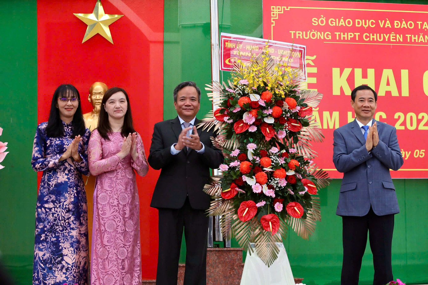 Quyền Bí thư Tỉnh ủy Nguyễn Thái Học tham dự Lễ khai giảng tại Trường THPT Chuyên Thăng Long (TP Đà Lạt). Quyền Bí thư Tỉnh ủy Nguyễn Thái Học tham dự Lễ khai giảng tại Trường THPT Chuyên Thăng Long (TP Đà Lạt).