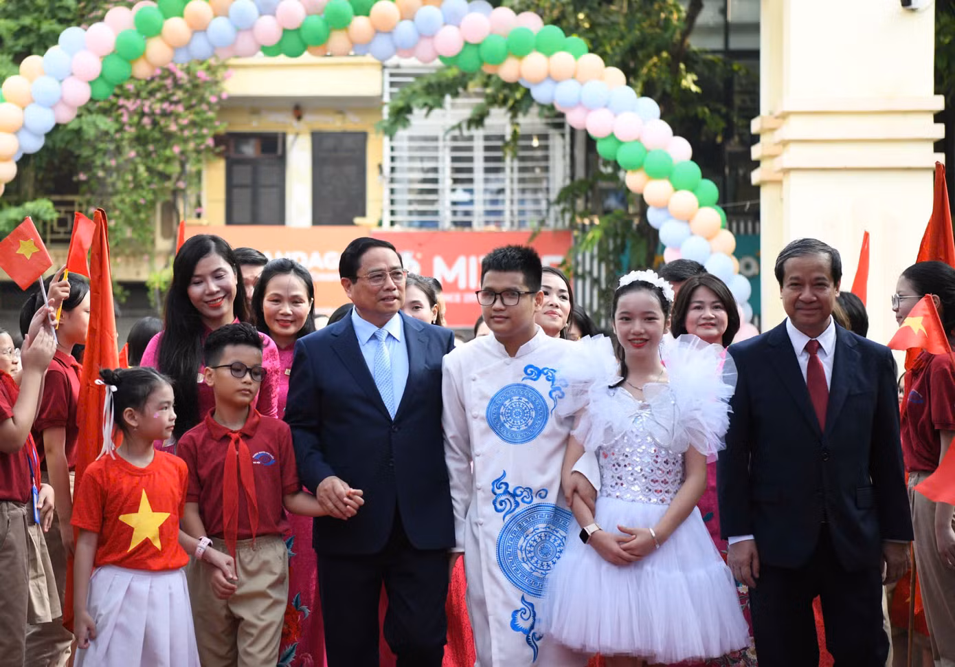 Hơn 23 triệu học sinh khai giảng năm học mới ảnh 32