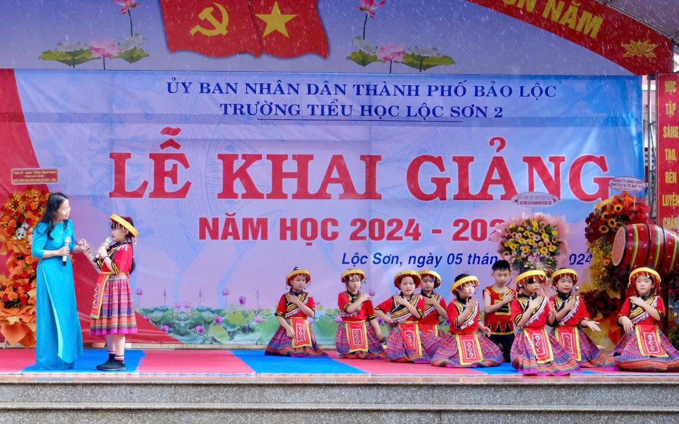 Tiết mục văn nghệ khai giảng tại trường Tiểu học Lộc Sơn 2 (TP Bảo Lộc, Lâm Đồng). Tiết mục văn nghệ khai giảng tại trường Tiểu học Lộc Sơn 2 (TP Bảo Lộc, Lâm Đồng).