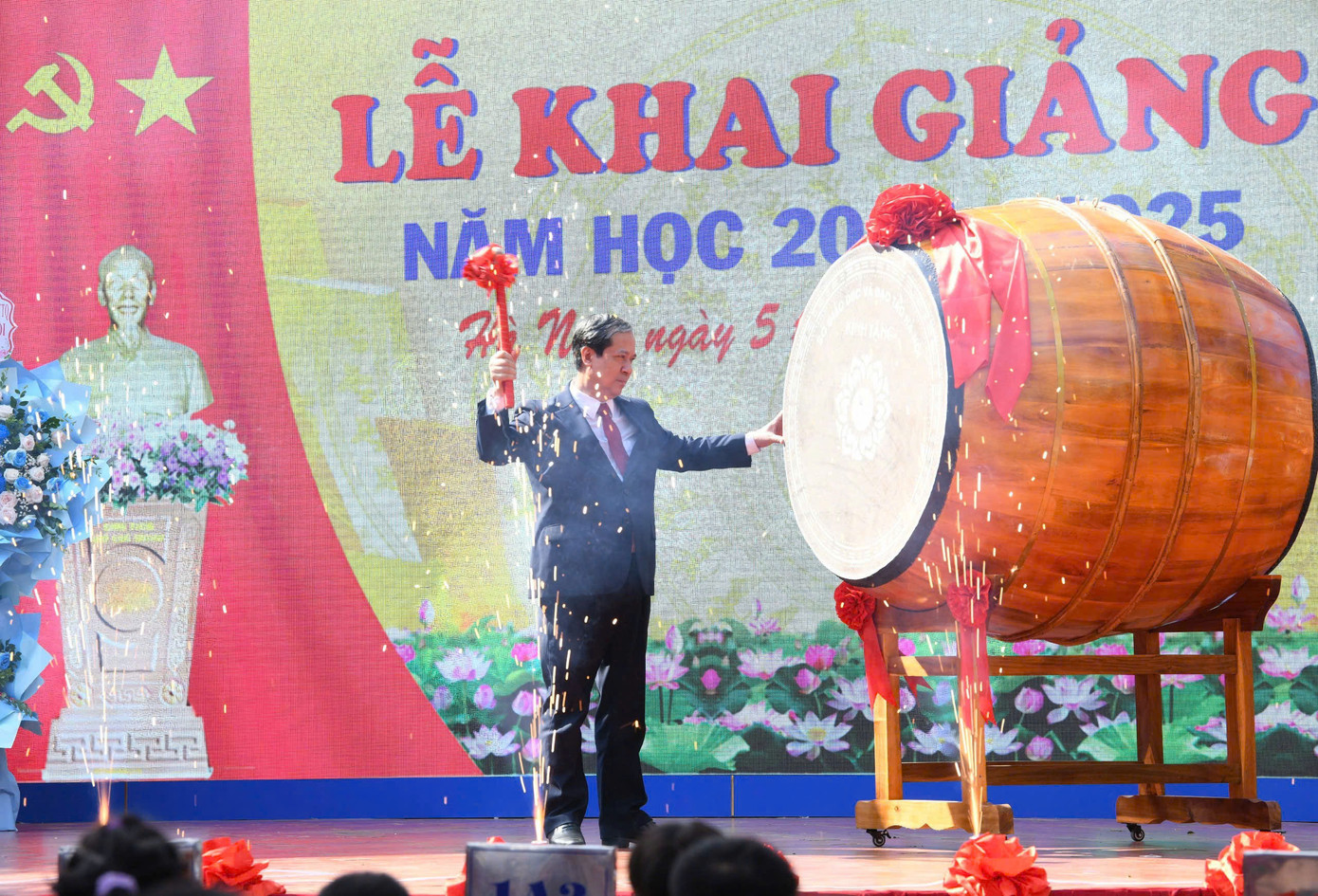 Bộ trưởng Bộ GD&ĐT Nguyễn Kim Sơn đánh trống khai giảng năm học mới tại Trường Phổ thông cơ sở Nguyễn Đình Chiểu, sáng 5/9. Bộ trưởng Bộ GD&ĐT Nguyễn Kim Sơn đánh trống khai giảng năm học mới tại Trường Phổ thông cơ sở Nguyễn Đình Chiểu, sáng 5/9.