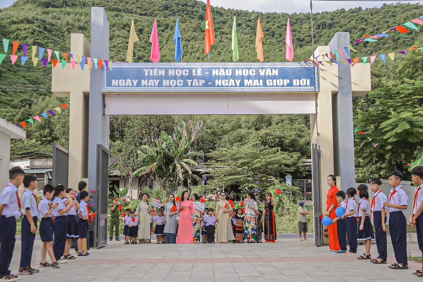 Hơn 23 triệu học sinh khai giảng năm học mới ảnh 23
