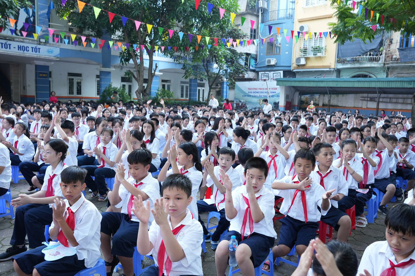 Lễ khai giảng tại trường THCS Huy Văn, quận Đống Đa, Hà Nội. Lễ khai giảng tại trường THCS Huy Văn, quận Đống Đa, Hà Nội.