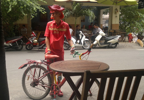 Ai cũng cười sảng khoái khi nói chuyện với ông. Ai cũng cười sảng khoái khi nói chuyện với ông