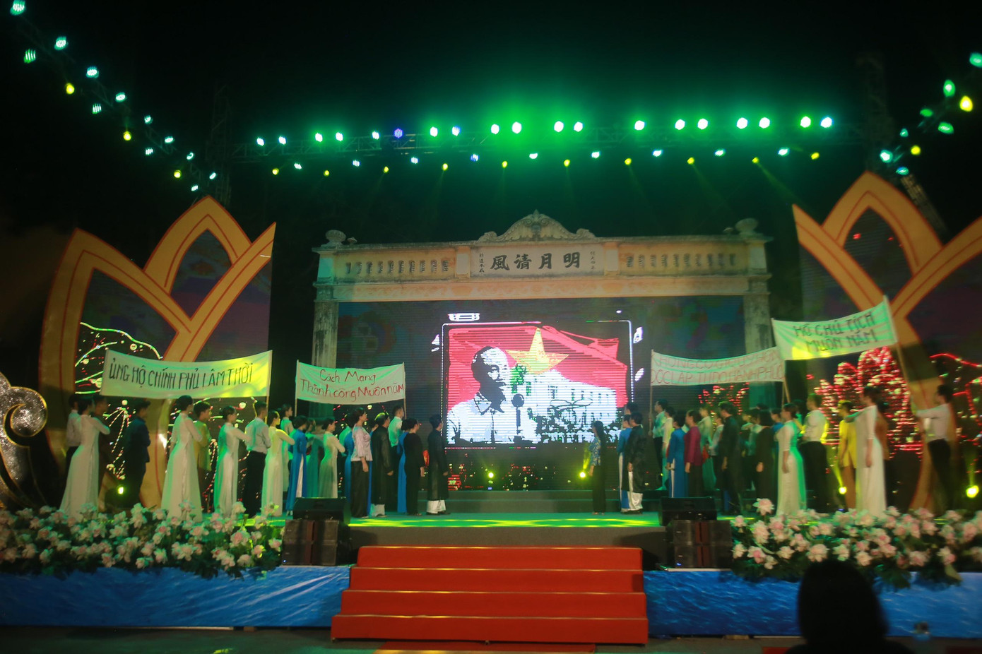 Chương trình nghệ thuật tôn vinh Chủ tịch Hồ Chí Minh. Ảnh: Duy Phạm