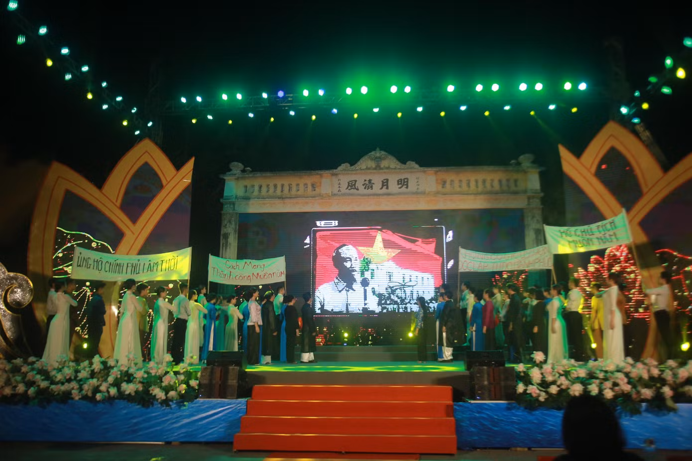 Chương trình nghệ thuật tôn vinh Chủ tịch Hồ Chí Minh. Ảnh: Duy Phạm