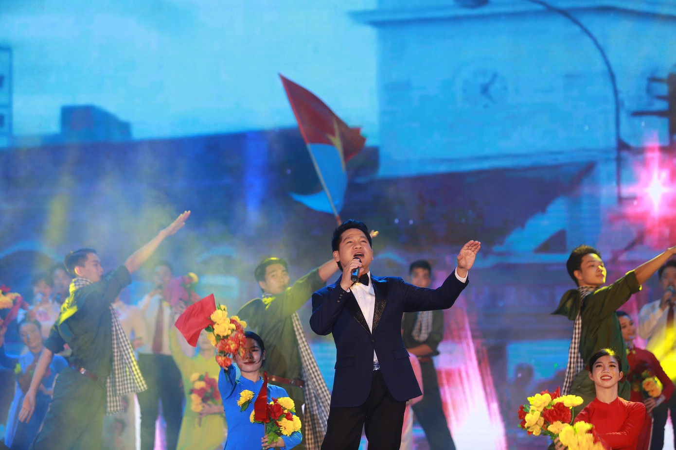 Ca sĩ Trọng Tấn biểu diễn ca khúc "Đất nước trọn niềm vui" (Ảnh: Duy Phạm)
