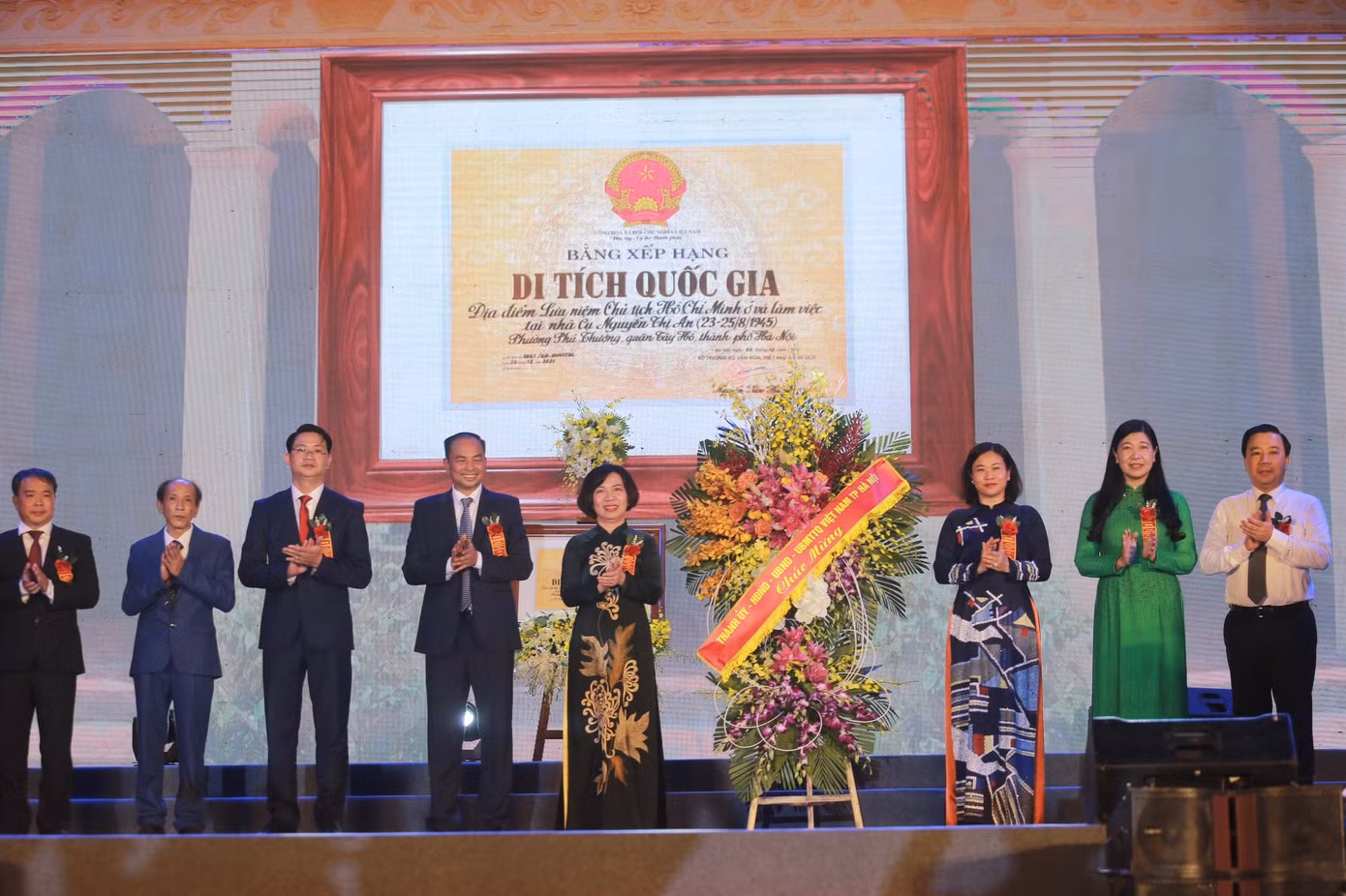 Thứ trưởng Bộ Văn hóa, Thể thao và Du lịch Hoàng Đạo Cương trao Bằng xếp hạng di tích quốc gia địa điểm lưu niệm Chủ tịch Hồ Chí Minh ở và làm việc tại gia đình cụ Nguyễn Thị An. (Ảnh: Duy Phạm)