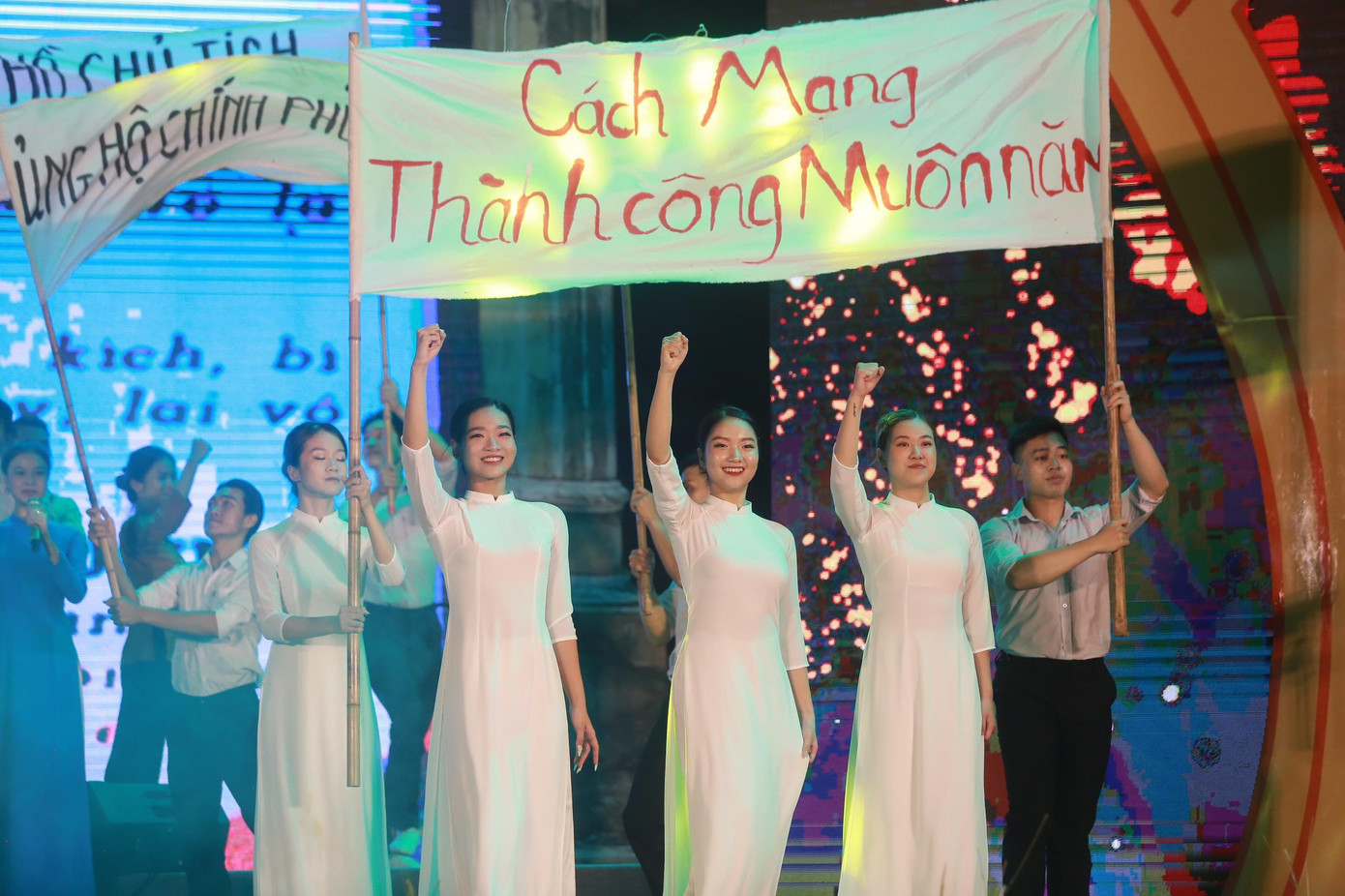 Một số tiết mục nghệ thuật trong chương trình Phú Thượng in dấu chân Người (Ảnh: Duy Phạm)