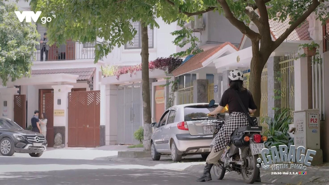 Sơn Ca (Quỳnh Kool) bắt gặp người yêu- Quân (Bình An) đang tình tứ với chị sếp Cẩm Khê (Diễm Hương) trước cổng công ty