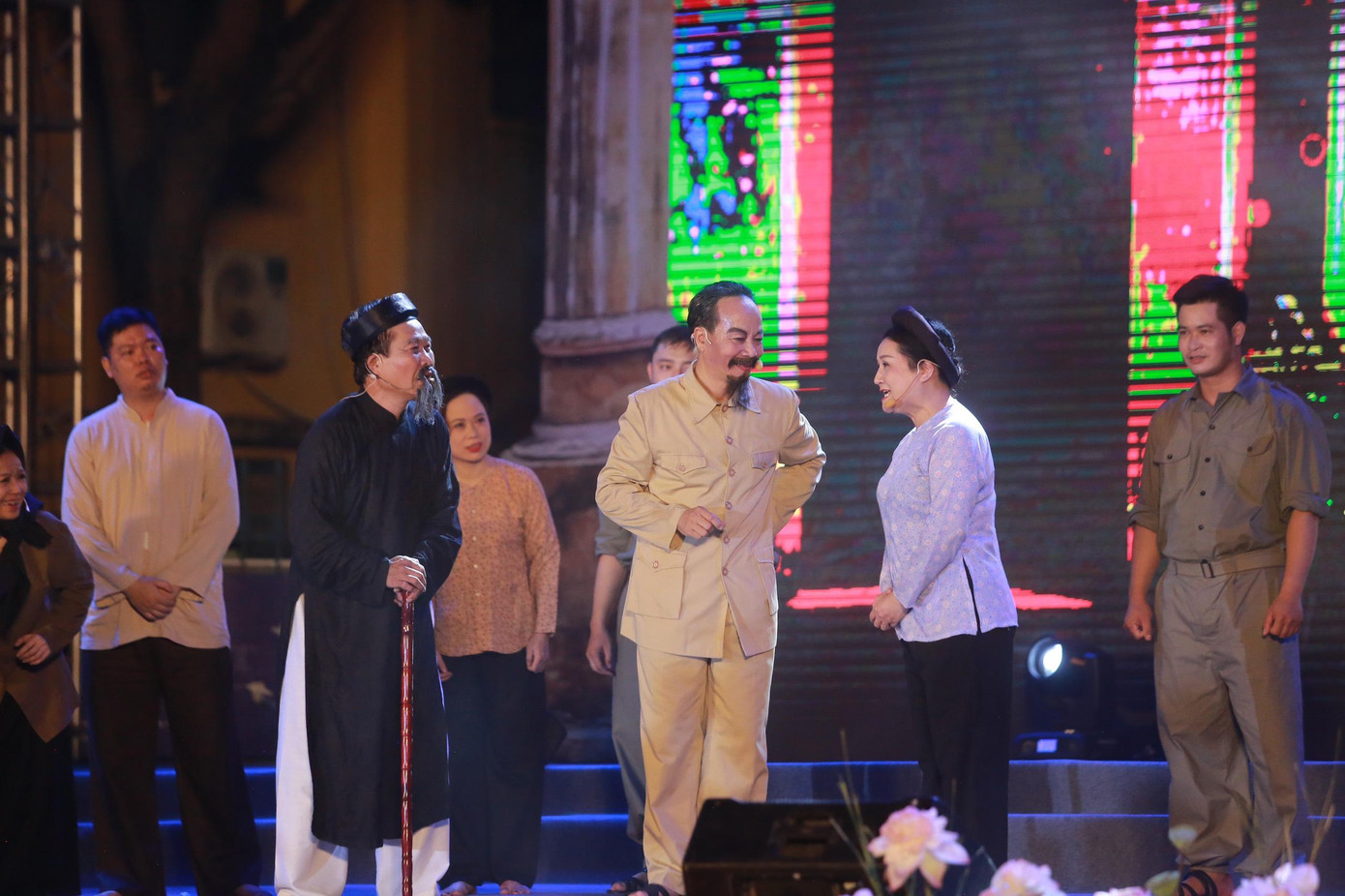 Tiểu phẩm sân khấu do NSND Triệu Trung Kiên dàn dựng.