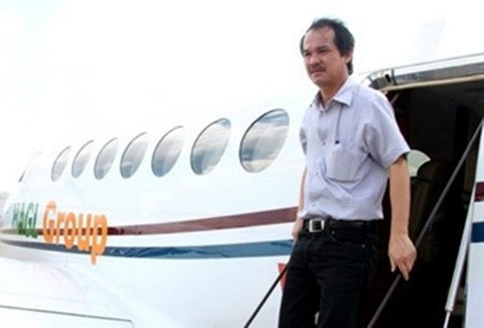 Trong tuần này, bầu Đức lại gây xôn xao với những khoản đầu tư rất lớn tại Lào như sắm máy bay, xây sân bay,…