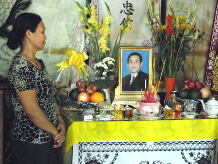  Bà Phạm Thị Mai bên bàn thờ chồng
