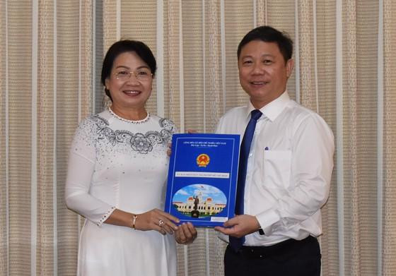 Bà Lê Thị Kim Chi (trái) nhận quyết định điều động Bà Lê Thị Kim Chi (trái) nhận quyết định điều động