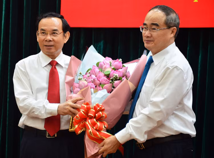 Bí thư Thành ủy TPHCM Nguyễn Văn Nên (trái) cùng người tiền nhiệm là ông Nguyễn Thiện Nhân (phải) cùng kiến nghị Chính phủ khẩn cấp tháo gỡ vướng mắc cho dự án Bí thư Thành ủy TPHCM Nguyễn Văn Nên (trái) cùng người tiền nhiệm là ông Nguyễn Thiện Nhân (phải) cùng kiến nghị Chính phủ khẩn cấp tháo gỡ vướng mắc cho dự án