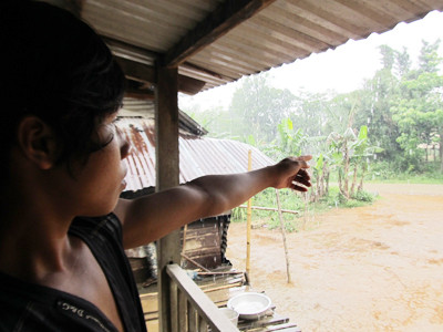 Hồ Văn Công đã bị bắt, nhưng Hồ Văn Si, hàng xóm, vẫn sợ không dám đưa phóng viên sang nhà Công. Ảnh: Nam Cường