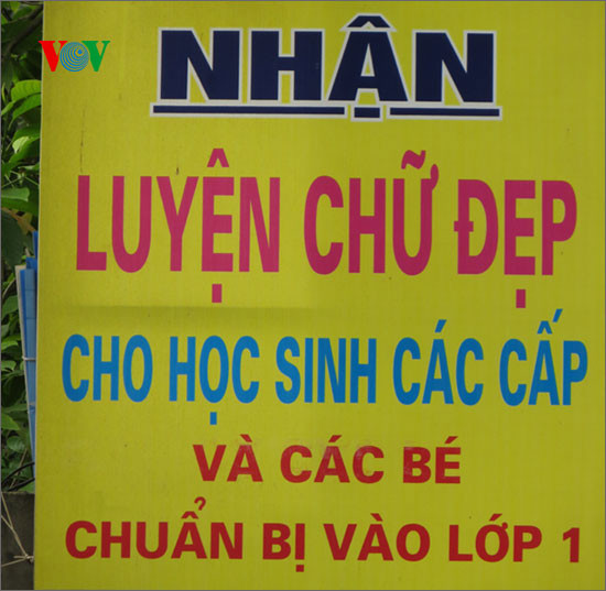 Biển quảng cáo dạy luyện chữ trước cho bé vào lớp 1 được trưng bày công khai