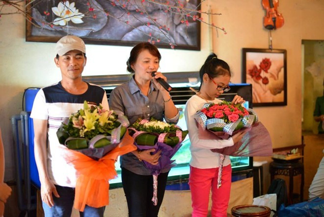 Bố mẹ Mỹ Chi tạm gác lại công việc bán chè để đi cùng con gái đi biểu diễn.. Bố mẹ Mỹ Chi tạm gác lại công việc bán chè để đi cùng con gái đi biểu diễn.