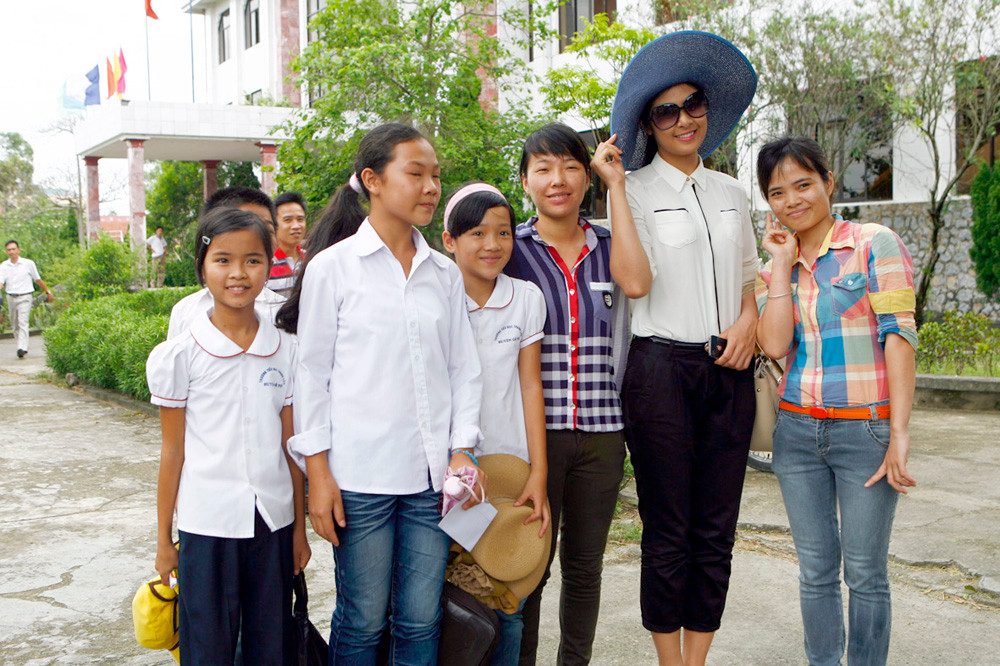 Hoa hậu Ngọc hân chụp hình cùng các em nhỏ