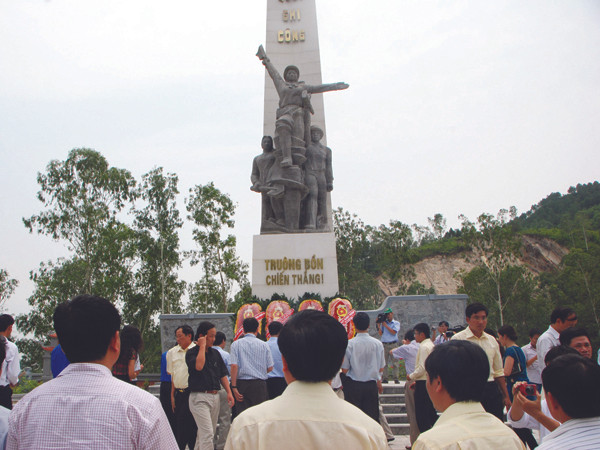 Tượng đài chiến thắng Truông Bồn. Ảnh: Xuân Ba.