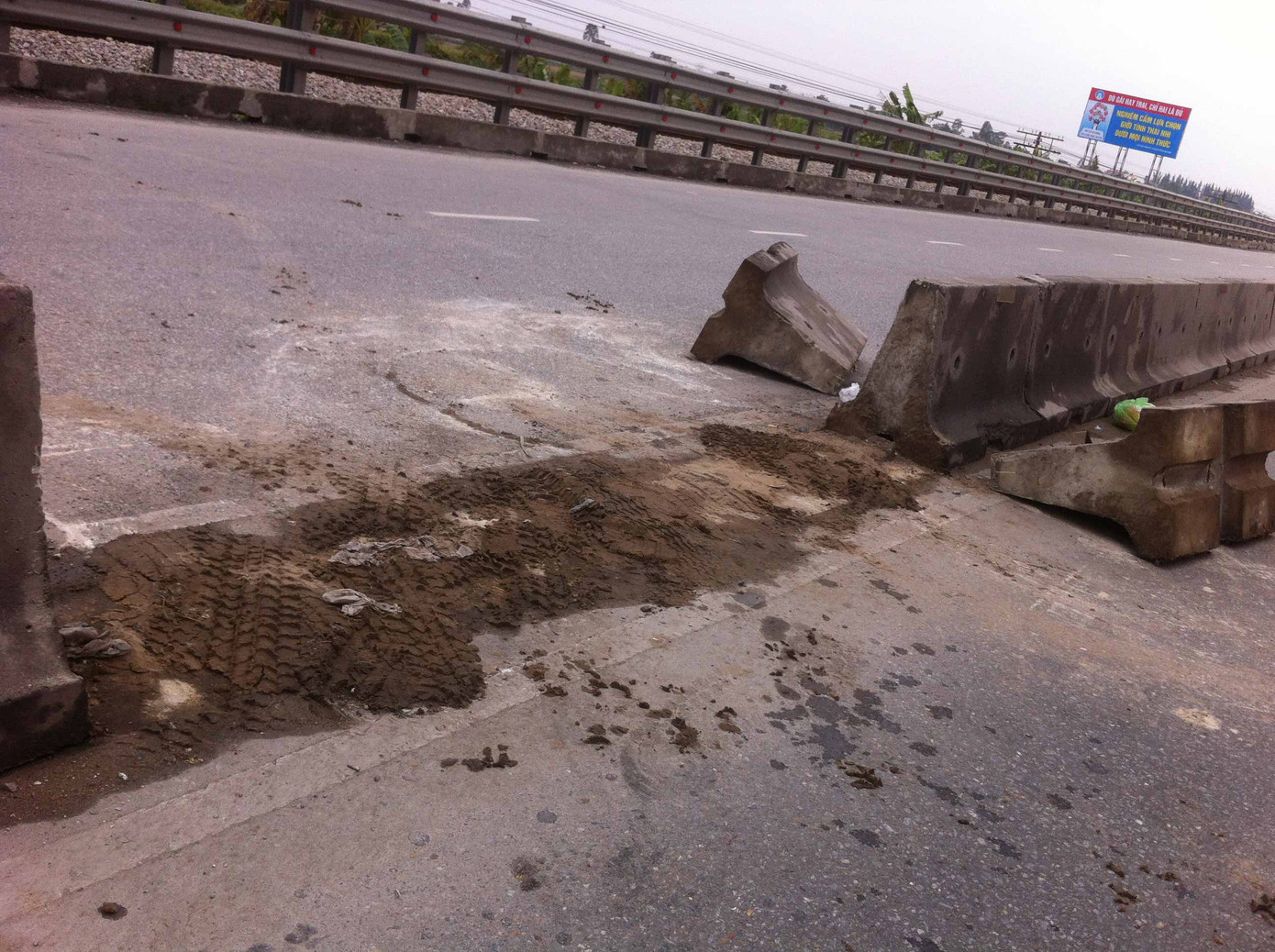 Dải phân cách bị phá