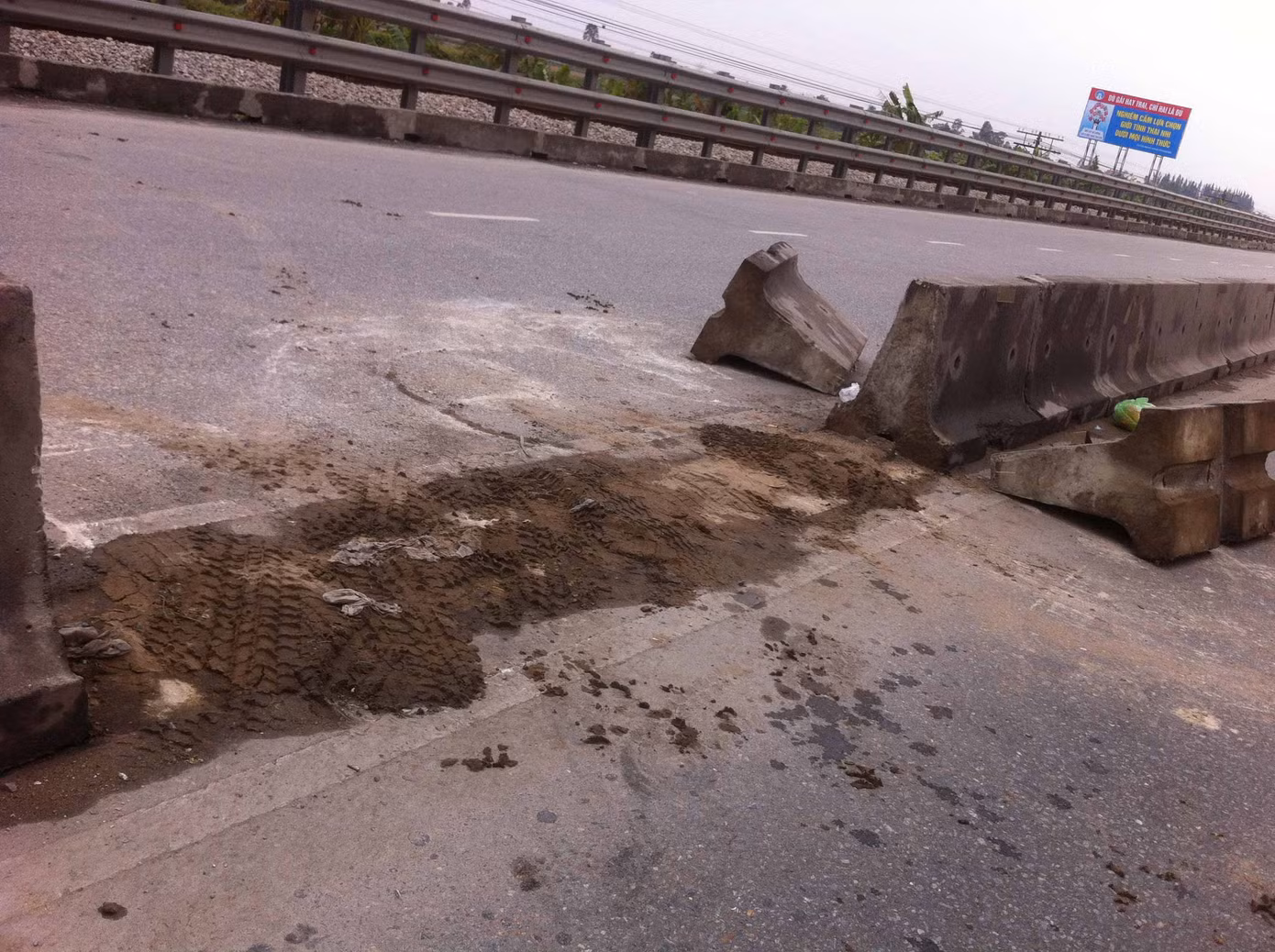 Dải phân cách bị phá