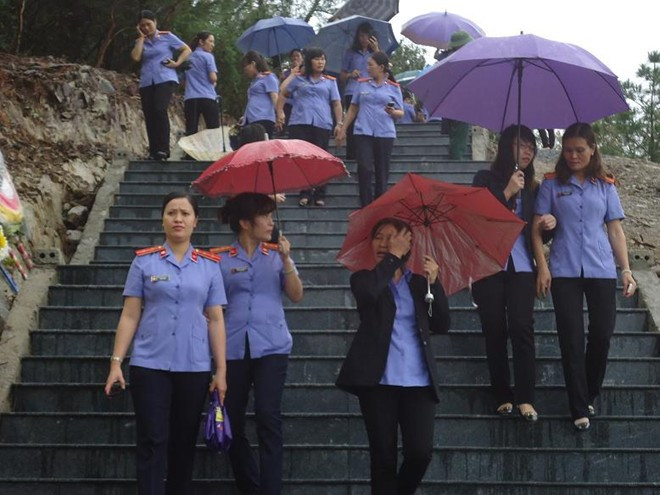 Người đến viếng bước xuống 103 bậc đá hoa cương, tượng trưng cho tuổi của Đại tướng… 