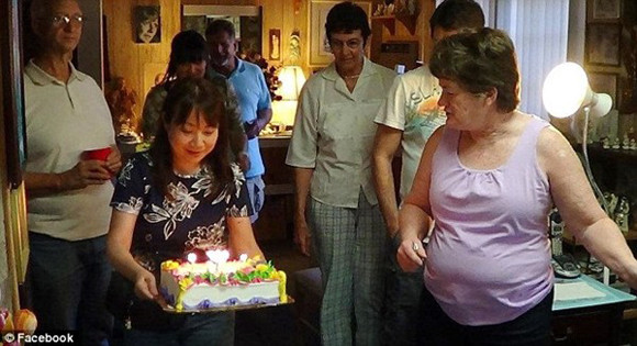 Bà Colleen (áo tím) đã tổ chức sinh nhật lần thứ 59 cho em gái mình vào tháng 4 vừa qua