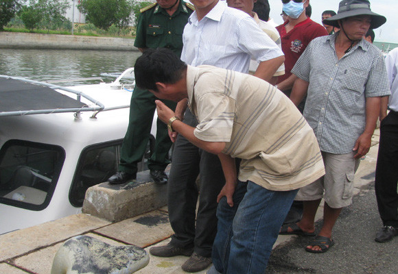 Người đàn ông này đã không đứng vững nổi khi nhận mặt thi thể của người thân