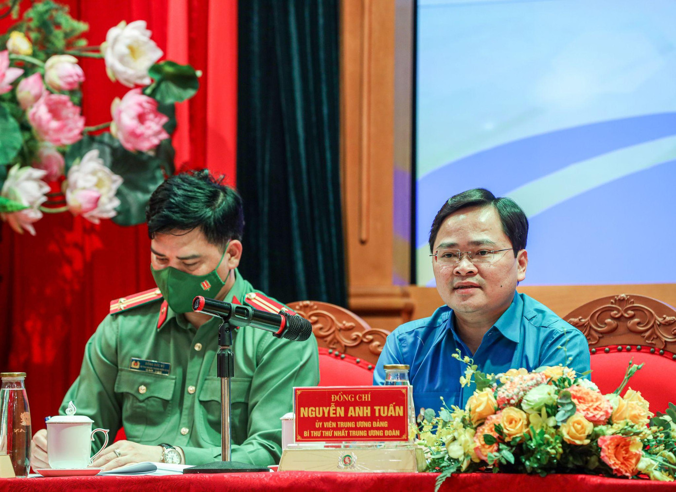 Anh Nguyễn Anh Tuấn, Ủy viên T.Ư Đảng, Bí thư thứ nhất Trung ương Đoàn TNCS Hồ Chí Minh (phải) tại buổi gặp mặt, đối thoại Anh Nguyễn Anh Tuấn, Ủy viên T.Ư Đảng, Bí thư thứ nhất Trung ương Đoàn TNCS Hồ Chí Minh (phải) tại buổi gặp mặt, đối thoại