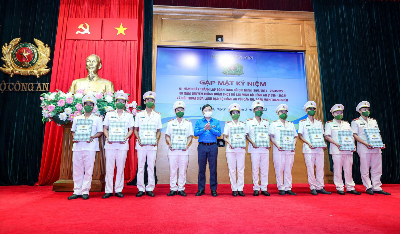 Anh Nguyễn Anh Tuấn, Ủy viên T.Ư Đảng, Bí thư thứ nhất Trung ương Đoàn TNCS Hồ Chí Minh cùng các đoàn viên, thanh niên công an Anh Nguyễn Anh Tuấn, Ủy viên T.Ư Đảng, Bí thư thứ nhất Trung ương Đoàn TNCS Hồ Chí Minh cùng các đoàn viên, thanh niên công an