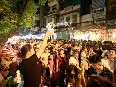  Rằm trung thu, thu hút toàn các bạn trẻ đổ về phố cổ chơi rằm