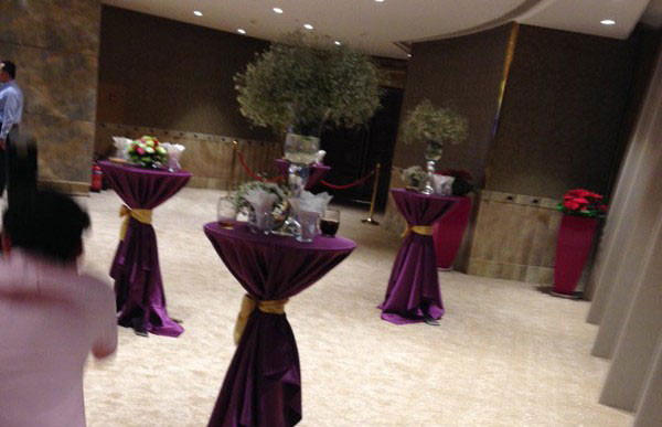 Tiệc cưới được trang trí với tông chủ đạo màu tím