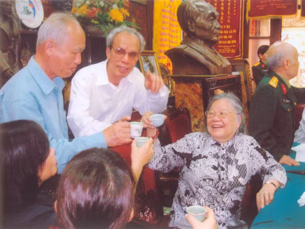 Ông Trần Văn Thìn (ngoài cùng bên trái) cùng các đồng đội cũ chúc mừng phu nhân Đại tướng nhân dịp Đại tướng bước sang tuổi 100 (tháng 8-2010) 