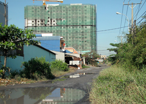 Không ít doanh nghiệp gặp khó khăn nên chưa thể hoàn thiện dự án, không kịp bàn giao nhà càng làm ứ đọng nhiều vốn trong công trình dở dang. Ảnh: Vũ Lê Không ít doanh nghiệp gặp khó khăn nên chưa thể hoàn thiện dự án, không kịp bàn giao nhà càng làm ứ đọng nhiều vốn trong công trình dở dang