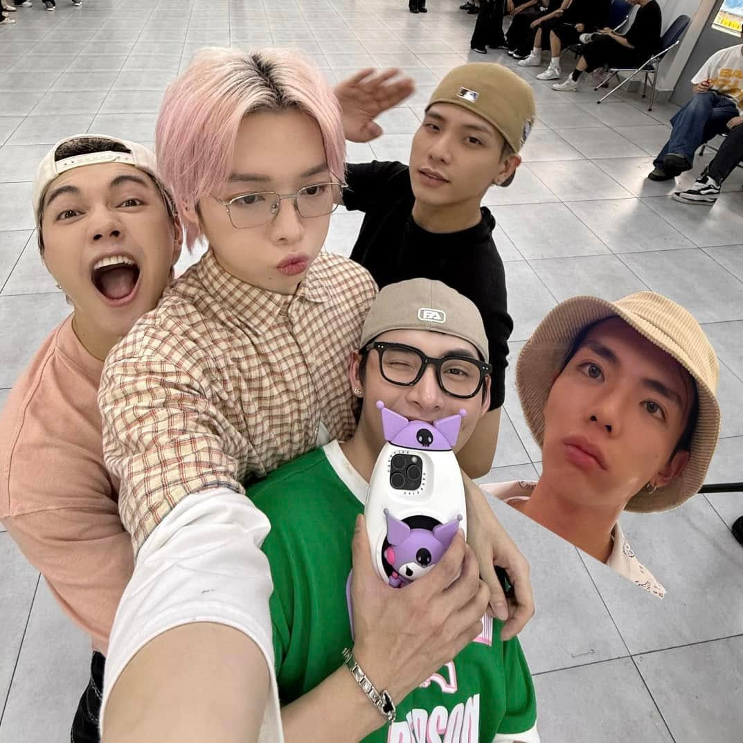 Say Five đi tập nhưng vẫn không quên "tiểu phẩm", trêu chọc ERIK. Say Five đi tập nhưng vẫn không quên "tiểu phẩm", trêu chọc ERIK.