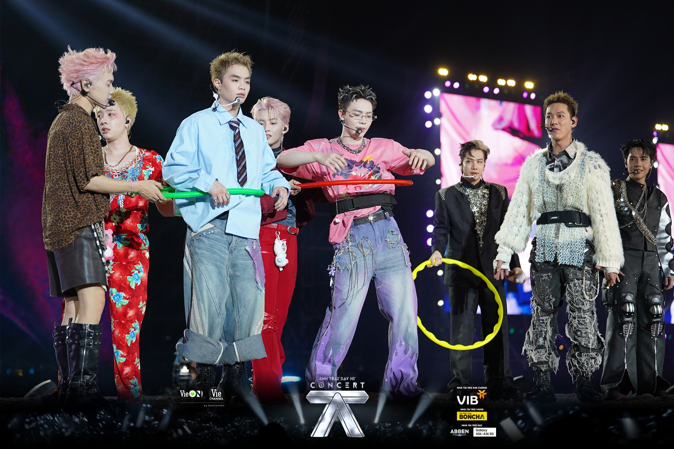 Người hâm mộ nóng lòng chờ đón những màn &quot;xé túi mù&quot; từ trang phục đến &quot;tiểu phẩm&quot; của dàn &quot;anh trai&quot; tại concert D-6.