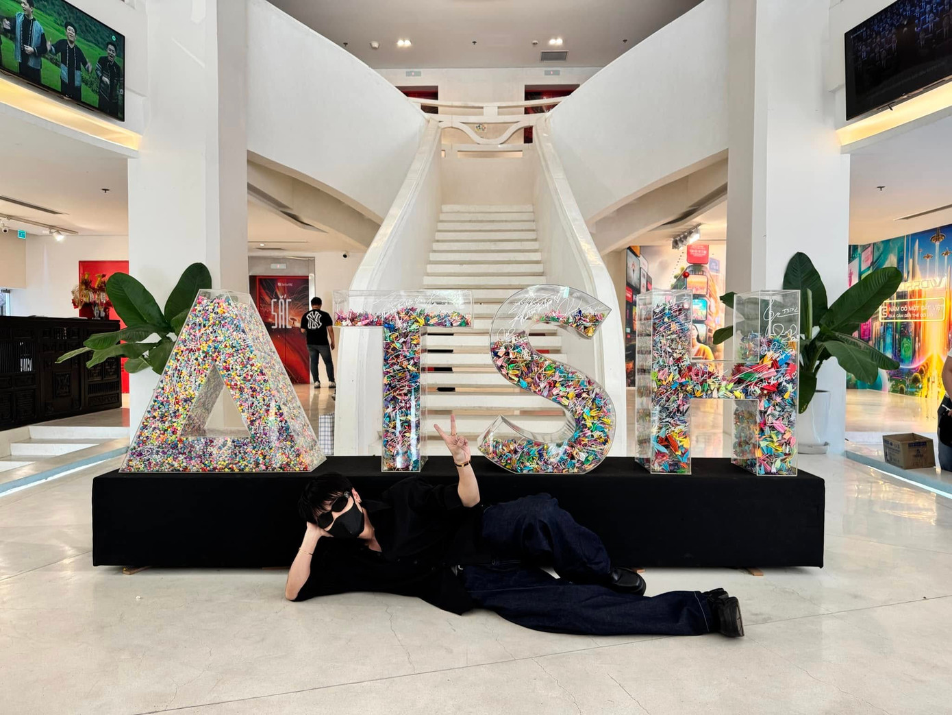 Quang Hùng MasterD xuất hiện trong giao diện &quot;tổ chức áo đen&quot; nhưng lại hóa... nàng tiên cá check-in cùng thùng hạc khiến fan suýt nhận không ra.