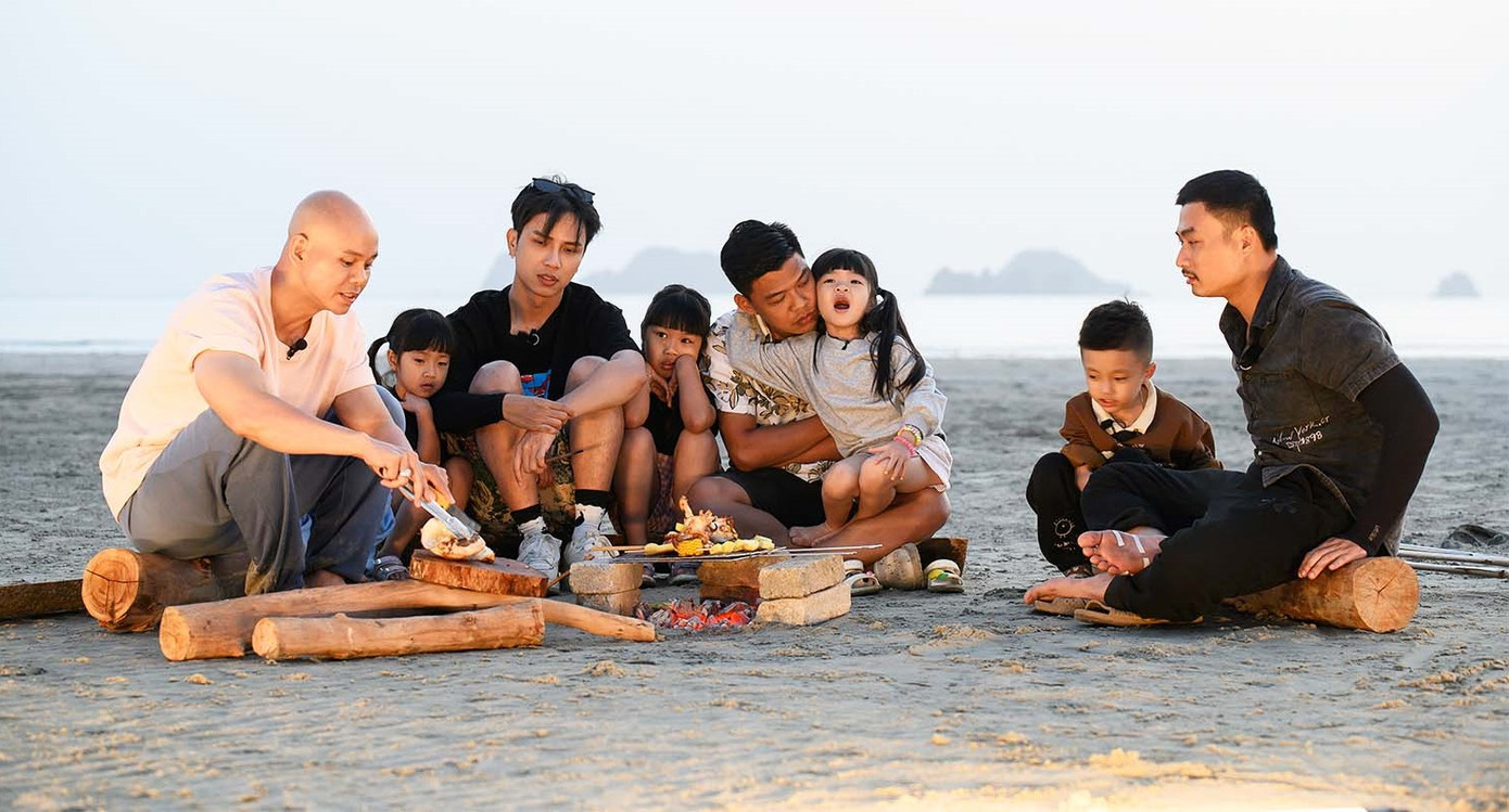 Kết thúc hành trình một ngày, bố Trung Ruồi, bố Duy Hưng còn nhẹ nhàng dạy một số "bài học cuộc sống" cho Dứa và Bean như biết nói lời xin lỗi, không được đùa giỡn quá mức.