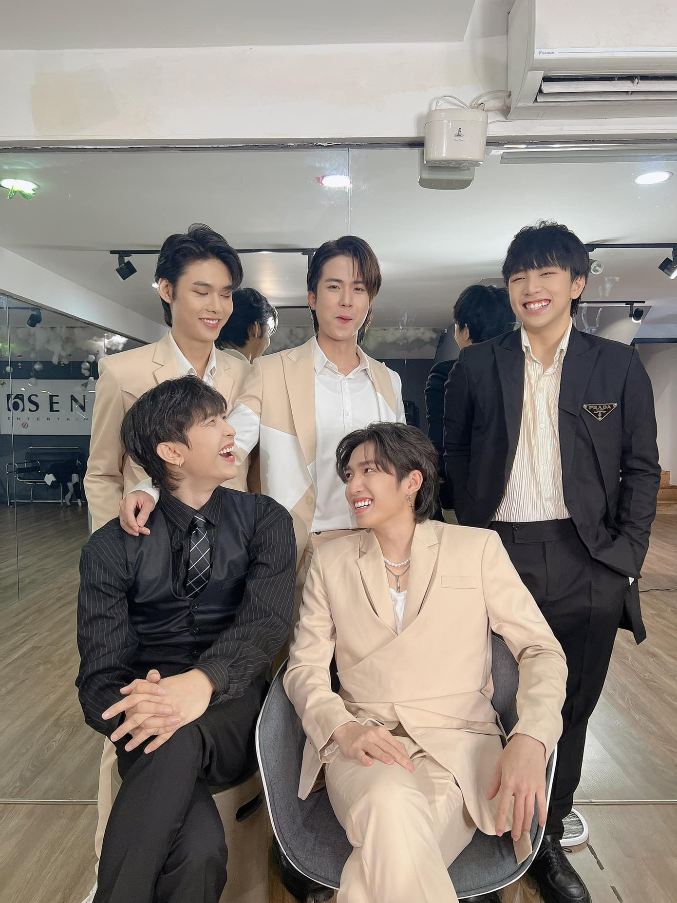 Nhóm nhạc UNI5 được thành lập vào năm 2016, trực thuộc công ty quản lý của ca sĩ Đông Nhi gồm 6 thành viên Cody, K.O, Lục Huy, TOKI, Tùng Maru, Toof.P nhưng đến hiện tại nhóm chỉ còn Tùng Maru và K.O.