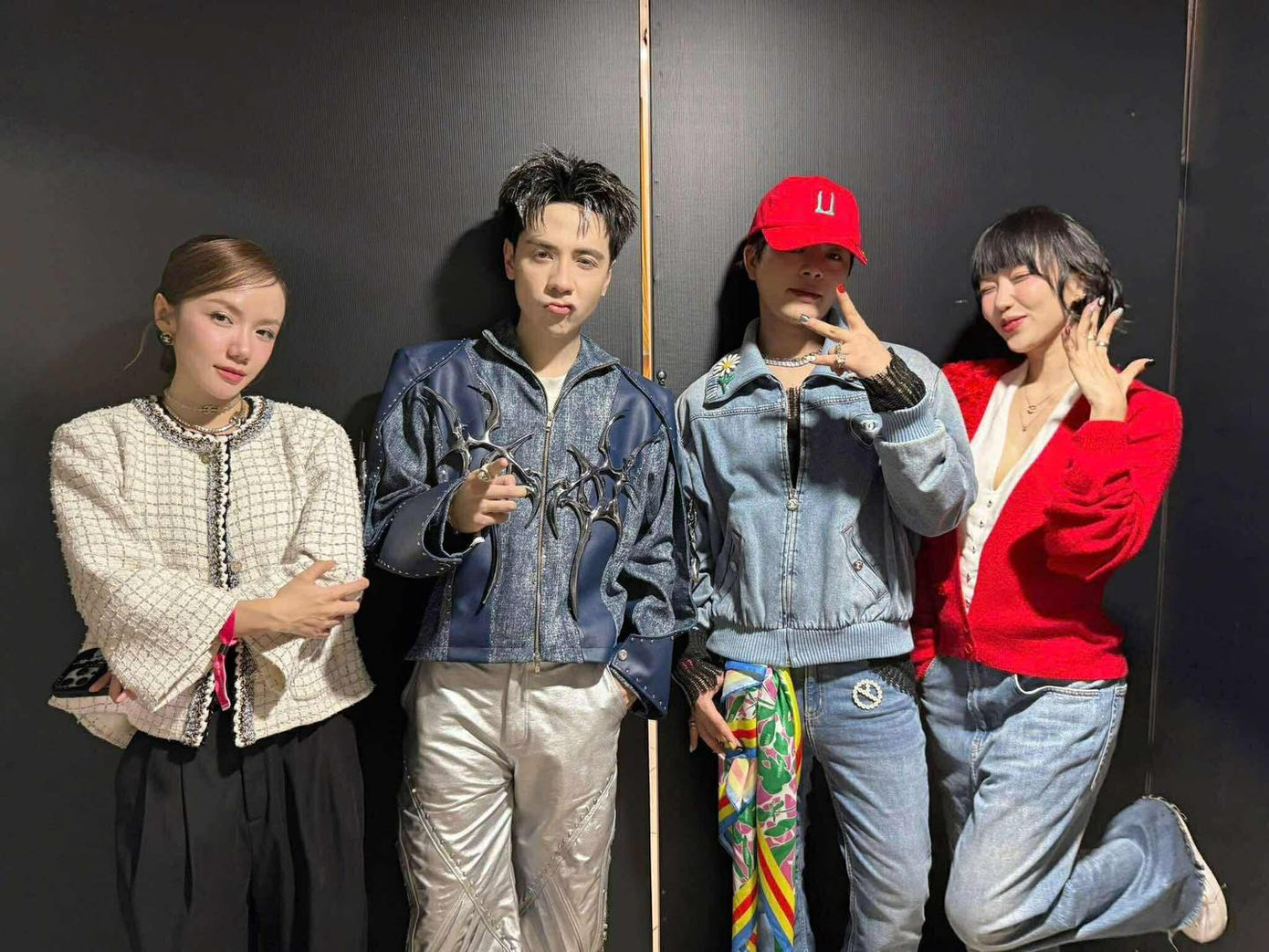 Đây là RHYDER trong ngày tham gia concert: Vẫn tích cực khoe bộ nail "chất lừ", đeo thêm nhẫn hoa cúc và trên vai áo cài hoa cúc. Đây là RHYDER trong ngày tham gia concert: Vẫn tích cực khoe bộ nail "chất lừ", đeo thêm nhẫn hoa cúc và trên vai áo cài hoa cúc.