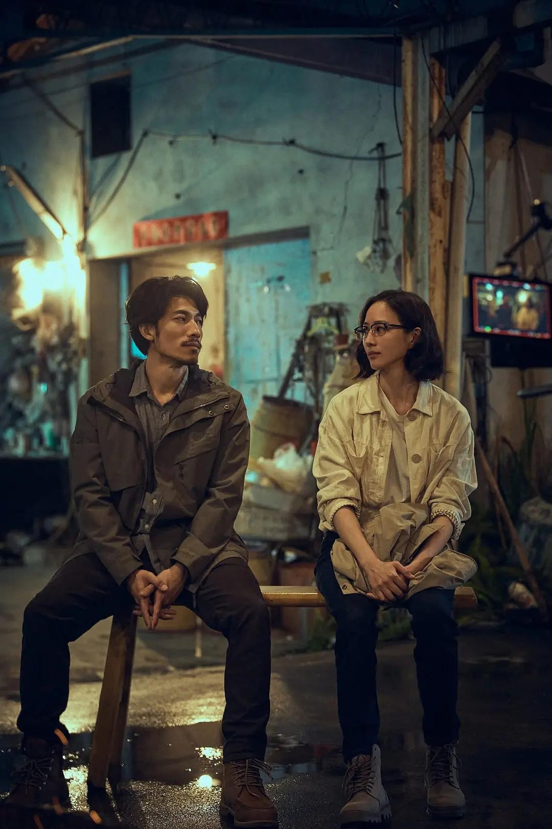 Liên Bỉnh Phát còn có những cảnh quay đầy tình cảm với đàn chị Trương Quân Ninh. Liên Bỉnh Phát còn có những cảnh quay đầy tình cảm với đàn chị Trương Quân Ninh.