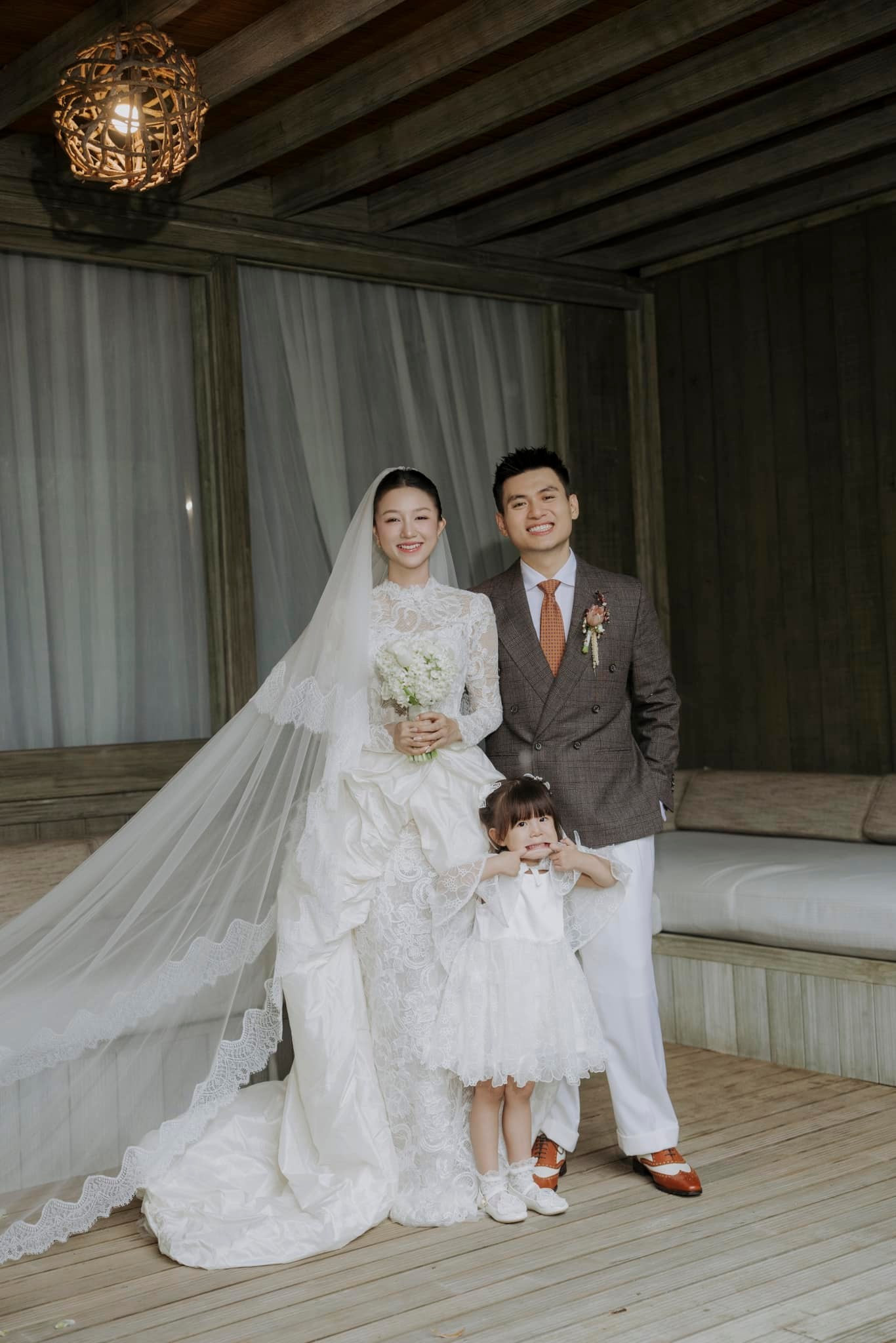 Khi Pam bảo "mẹ cười lên cho nó vui" và cách em ấy làm mẫu cho bố mẹ. Khi Pam bảo "mẹ cười lên cho nó vui" và cách em ấy làm mẫu cho bố mẹ.