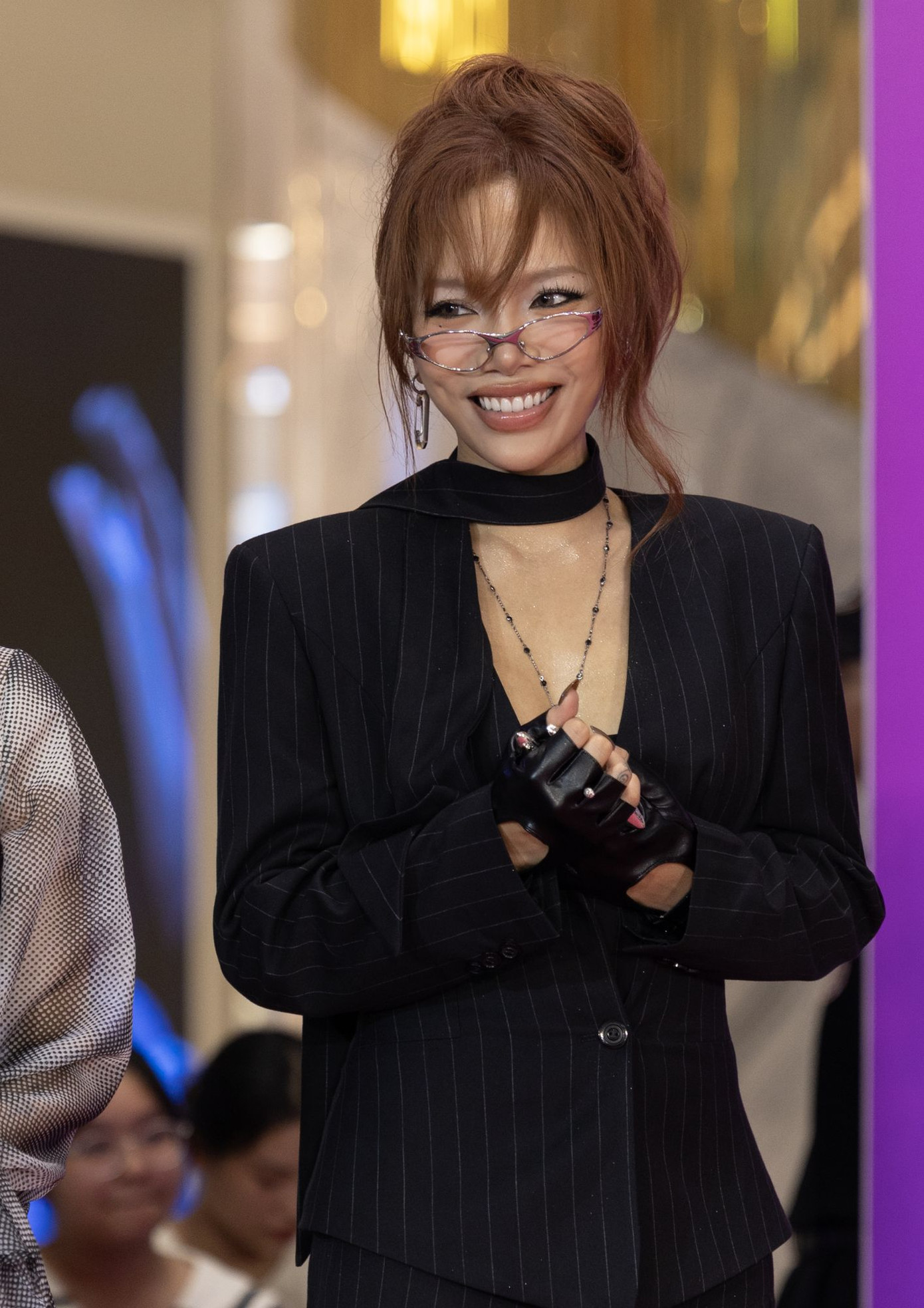 Vũ Thảo Mỹ "lột xác" với giao diện "đầu bù tóc rối" màu hạt dẻ, phong cách "tổng tài" giúp nữ ca sĩ trông trẻ trung.