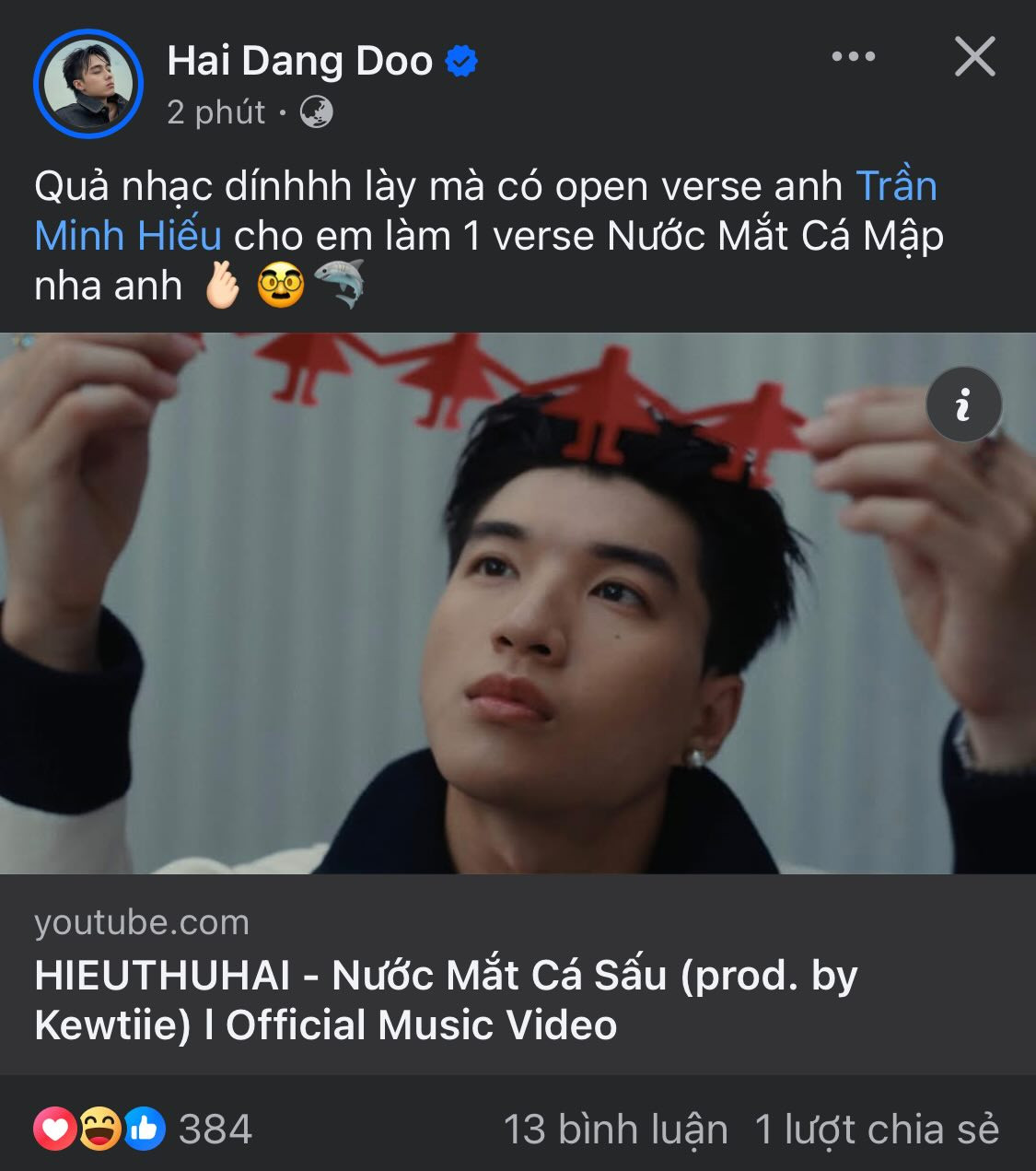 Hải Đăng Doo khen bài hát của đàn anh "nghe là dính" nhưng cũng nhanh chóng nhân cơ hội ngỏ lời: "Cho em làm một verse Nước Mắt Cá Mập". Hải Đăng Doo khen bài hát của đàn anh "nghe là dính" nhưng cũng nhanh chóng nhân cơ hội ngỏ lời: "Cho em làm một verse Nước Mắt Cá Mập".